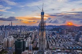 旭東圍擋廠家祝賀，深圳又一高樓388米 順利封頂 ！